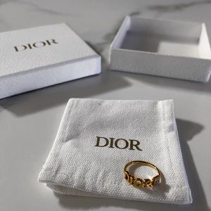 DIO(R)EVOLUTION RING
Gold-Finish Metal with a White Crystal